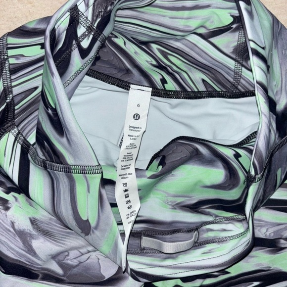 Women's Patterned Shorts - Picture 4 of 4